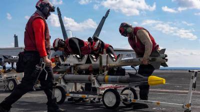 Miembros de la Armada de Estados Unidos preparan municiones para su carga en la cubierta de vuelo del portaaviones USS Gerald Ford, en aguas del Mediterráneo oriental. / Europa Press.