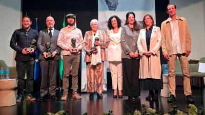 Los ganadores en la presente edición de los Premioso Zabaleta 2025, junto a las diferentes autoridades asistentes al acto. / Ayuntamiento de Quesada.