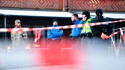 Las fuerzas de seguridad acordonan la escena de un incendio en un bar en la estación de esquí de Crans-Montana en el cantón de Valais, en Suiza. / Lian Yi / Xinhua News.