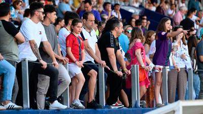 Aficionados del Real Jaén en el Estadio de La Victoria. /Juande Ortiz.