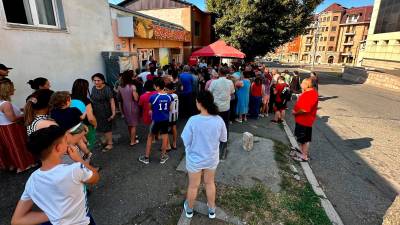 Un grupo de personas hace cola para comprar. / Marut Vanyan / Archivo Europa Press.