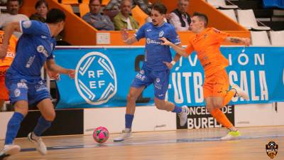 Molero realiza una jugada de ataque en un partido en Segunda División. / Avanza Jaén.