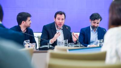 El ministro de Transportes y Movilidad Sostenible, Óscar Puente, en el centro, junto al director de Tráfico de Adif, Ángel García de la Bandera, a la derecha, y al director de Operaciones de Renfe, José Alfonso Gálvez, a la izquierda, durante una rueda de prensa, en el Ministerio de Transportes y Movilidad Sostenible, a 21 de enero de 2026. / Gustavo Valiente / Europa Press.