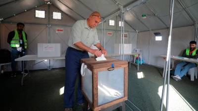 Un hombre introduce su voto en Deir al Balá. / Hassan Jedi / Europa Press.