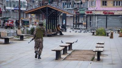 Un militar indio patrulla una calle de la ciudad de Srinagar, en Cachemira. / Adil Abass / Contacto / Europa Press.