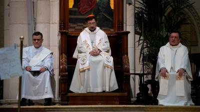 El arzobispo de Madrid, José Cobo, durante una oración por el Papa Francisco. / Europa Press. 