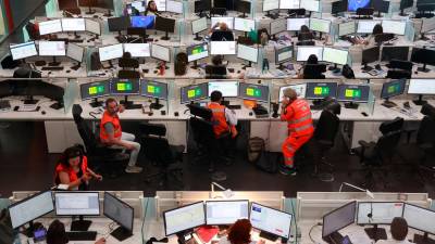 Imagen de archivo de trabajadores del Centro de Coordinación de Emergencias en la sede del 112. / Rocío Ruz / Europa Press.