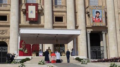 El Papa León XIV durante la canonización de Carlo Acutis, en la Plaza de San Pedro del Vaticano. / Stefano Spaziani / Europa Press.