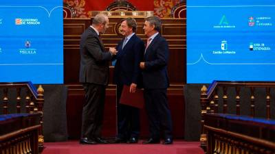 El presidente del Senado, Pedro Rollán, el torero Curro Vázquez, y el ganadero Victorio Martín, durante el acto de entrega del Premio Nacional de Tauromaquia. / Marías Chiofalo / Europa Press.
