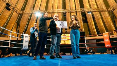 José Alfonso Mata, vicepresidente de Autismo Jaén, exhibe el cheque por valor de 9.800 euros junto a Julio Millán y Beatriz López. Sugar Ray