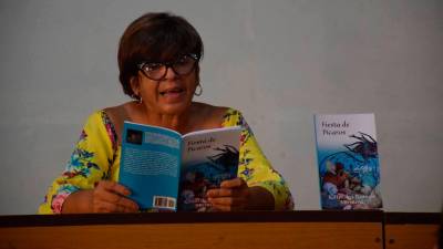Katiuska Ramos Moreira junto a su obra “Fiesta de Pícaros”. 