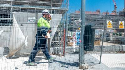 Dos obreros trabajan en la construcción de una vivienda nueva. / Ricardo Rubio / Europa Press.