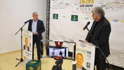 Gonzalo Manuel Rus, alcalde de Lupión, y Juan Espejo, director de Diario JAÉN. / Jason Moyano / Diario JAÉN.