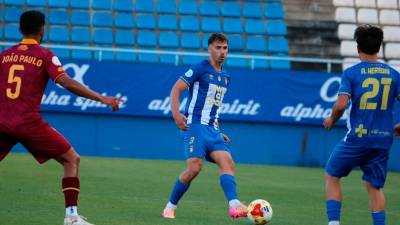 Joao Paulo presiona a Morros en una acción del partido. / Lorca Deportiva. 
