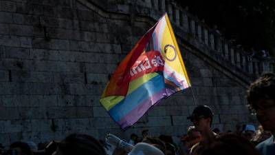 n manifestante ondea una bandera LGBT en una marcha celebrada en Budapest, Hungría. Archivo. / Europa Press.