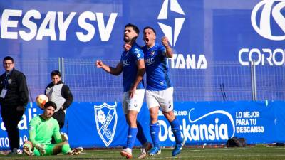 Diego Velázquez y Hugo Díaz celebran el primer gol del Linares Deportivo. / Linares Deportivo.