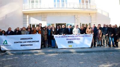 Minuto de silencio para condenar la muerte por violencia machista de una mujer en Quesada. / Fran Miranda / Diario JAÉN.