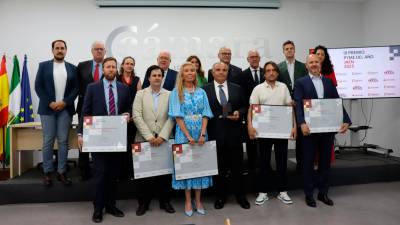 Fotografía de familia de los ganadores de la edición del año pasado con autoridades e integrantes del jurado.