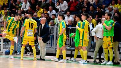 Daniel Rodríguez da instrucciones a Joao Salla y Eloy en la última jornada de Liga.