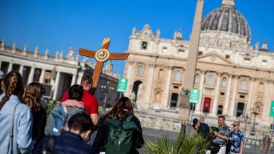 Un grupo de alemanes portan una cruz de madera y rezan en el Vaticano. / Christoph Reichwein / Diario JAÉN. 