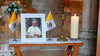 Altar en honor al Papa Francisco en la Catedral de St Patrick´s en Armagh, Reino Unido. / Niall Carson / Europa Press. 