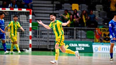 El jugador del Jaén Paraíso Interior Dani Zurdo celebra su gol en el Olivo Arena. / Juande Ortiz / Diario JAÉN