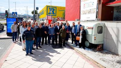 Foto de familia de los asistentes al acto de ruteros y puntos de venta por el 85 aniversario. / Jason Moyano.