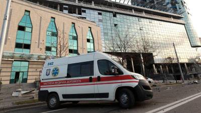 Imagen de archivo de una ambulancia frente a un edificio alcanzado por un dron lanzado por el Ejército de Rusia contra la capital de Ucrania, Kiev. / Ukrinform / Europa Press.