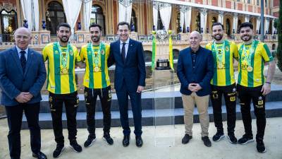 El presidente de la Junta de Andalucía, Juanma Moreno, junto a Germán Aguayo, Dani Rodríguez y jugadores del primer equipo. / Junta de Andalucía. 