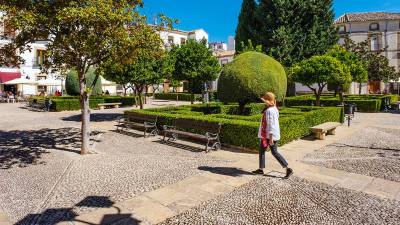 Una turista pasea por Úbeda. / Diputación de Jaén.