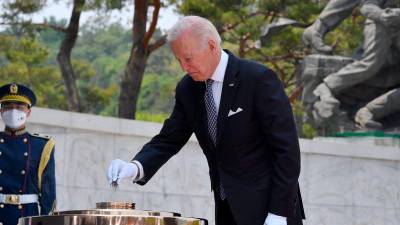 Joe Biden, presidente de Estados Unidos, en un cementerio de Seúl