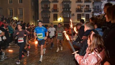 Imagen de archivo de corredores durante la Carrera de San Antón de 2023, a su paso por la Plaza de Santa María. / Agustín Muñoz / Diario JAÉN.