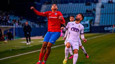 Mario Martos pugna con el esteponero Ariel en una jugada del primer periodo. Miranda López/Real Jaén.