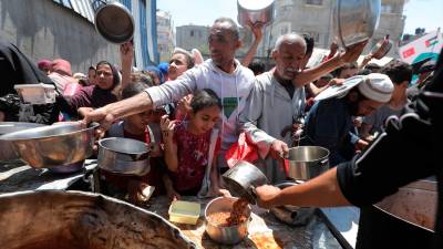 Palestinos aguardan su ración de comida distribuidas por ONGs. / Europa Press. 