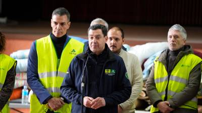 El presidente de la Junta de Andalucía, Juanma Moreno, junto al presidente del Gobierno, Pedro Sánchez, atiende a los medios antes de trasladarse al lugar del accidente, a 19 de enero. / Joaquín Corchero / Europa Press.