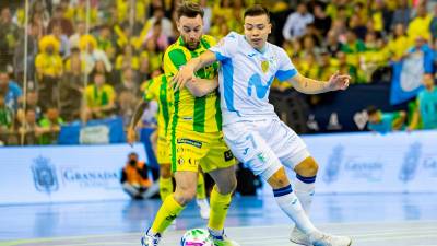 Míchel disputa un balón ante un rival. / G. Moreno