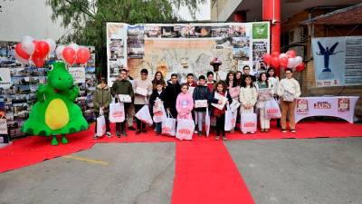 Los ganadores de la edición anterior del concurso Carta a los Reyes Magos, junto a Oli. / Diario JAÉN.