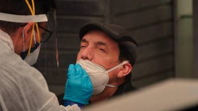 Un sanitario realiza una prueba de coronavirus a un hombre.