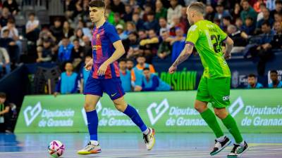 Antonio Pérez conduce el balón en el partido ante el Palma, donde marcó un gol. / RFEF
