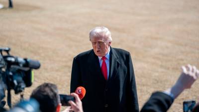 Donald Trump atiende a los medios antes de un viaje. / Andrew Leyden / Contacto / Europa Press.