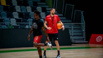 Berni Castillo dirige un entrenamiento del Jaén CB. / Jaén CB.