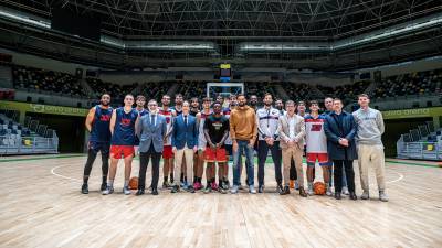 Foto de familia de los jugadores del Jaén CB con los miembros de la fundación. / Jaén CB.