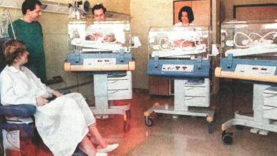 La madre de los recién nacidos contempla a los tres bebés en presencia del equipo médico. / Archivo Histórico de Diario JAÉN.
