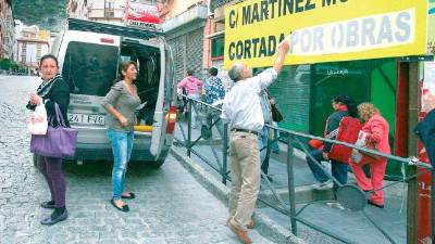 Colocación del letrero que marcaba el inicio de las obras. / Archivo fotográfico Diario JAÉN.