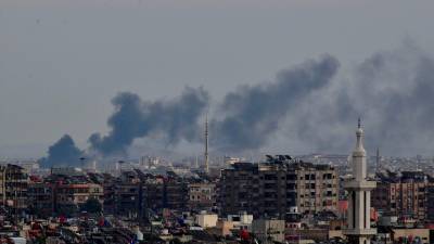 Columnas de humo tras varios bombardeos de Israel contra los alrededores de la capital de Siria, Damasco. / Ammar Safarjalani / Contacto / Archivo Europa Press.