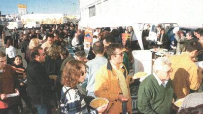 El recinto de la Institución Ferial estuvo abarrotado de visitantes que participaron en las visitas a los estand y de la paella que el empresario marteño Miguel Pérez Luque preparó en solidaridad con Centroamérica