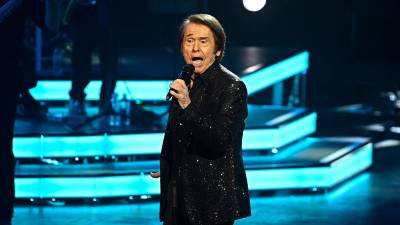 Imagen de archivo del cantante Raphael durante un concierto en el Teatro de la Zarzuela de Madrid. / Francisco Guerra / Europa Press.