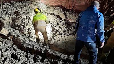 Los bomberos en el lugar donde tuvo lugar el desprendimiento, en el Parque de la Fuente Nueva, en Canena.