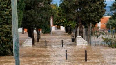Captura de un vídeo de la puerta del cementerio y la pasarela de Villanueva de la Reina, con el agua por encima. 