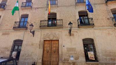 Vista general de la fachada del Ayuntamiento de Villanueva del Arzobispo. / Google Maps.